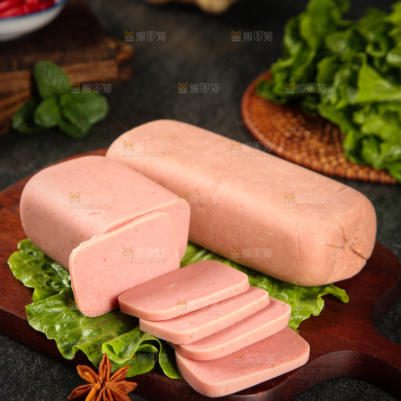 木板上放着午餐肉切片