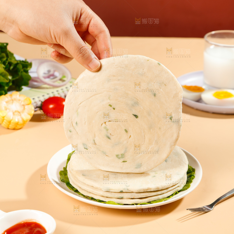 手上拿着一个手抓饼