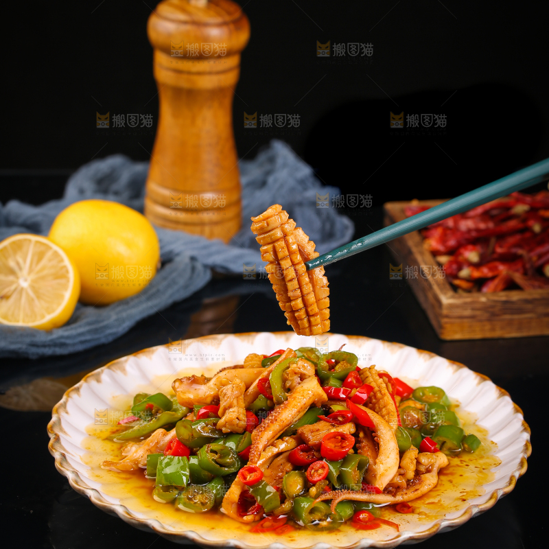筷子上夹着的香辣鱿鱼