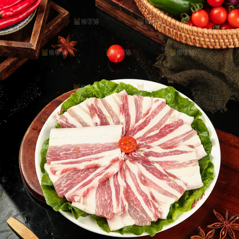 盘子里装着五花肉片