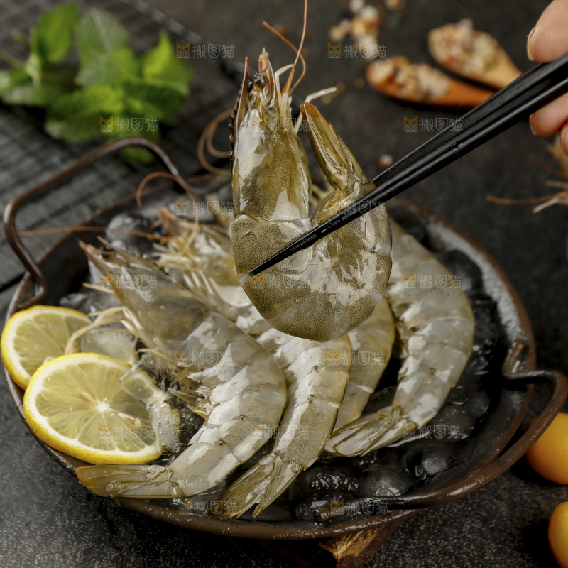 筷子上夹着大虾