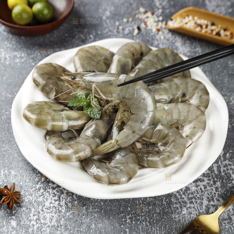 筷子上夹着大虾