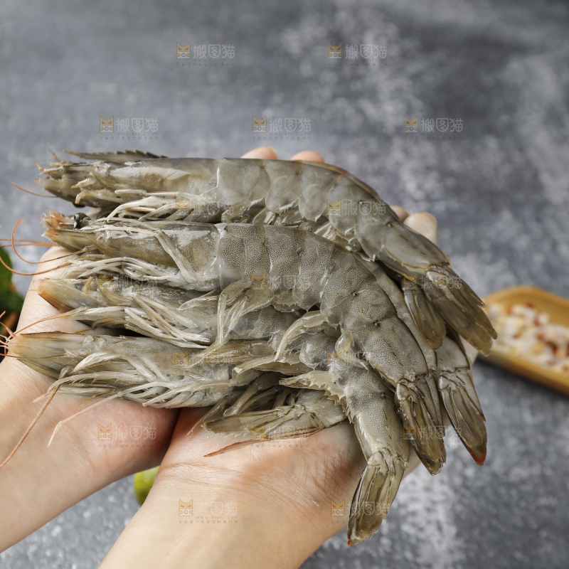 手上捧着新鲜大虾