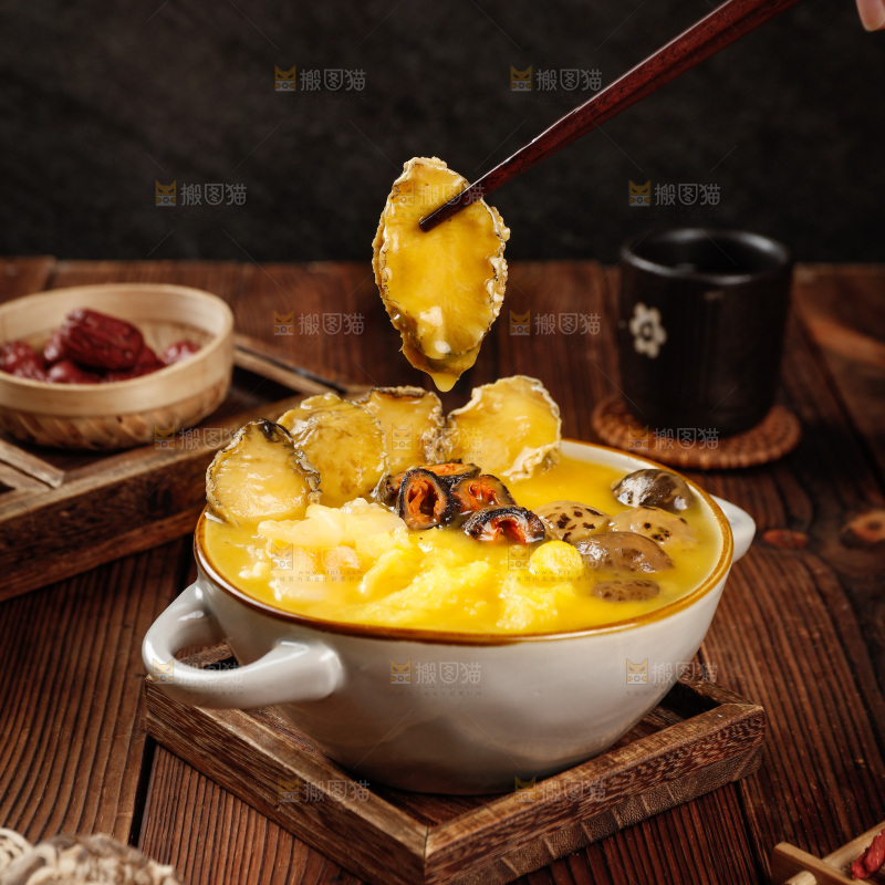 筷子夹着鲍鱼