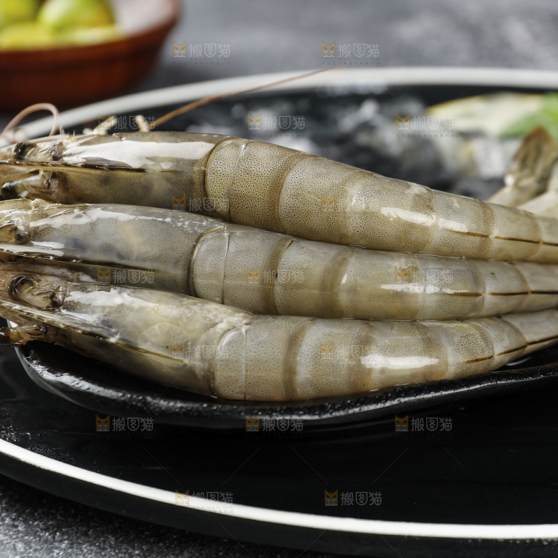 盘子里放着大虾