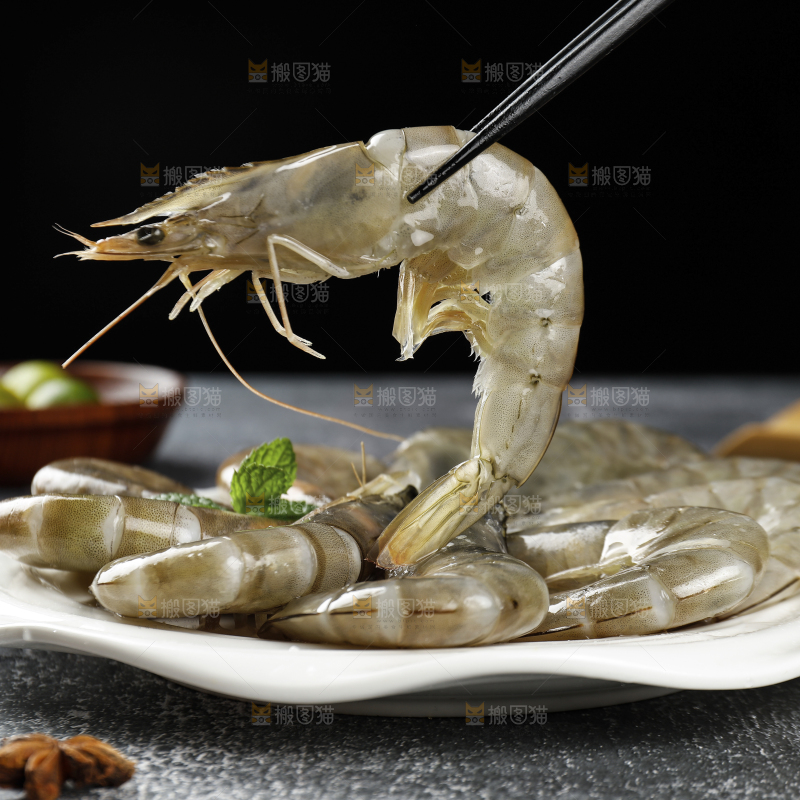 筷子上夹着大虾