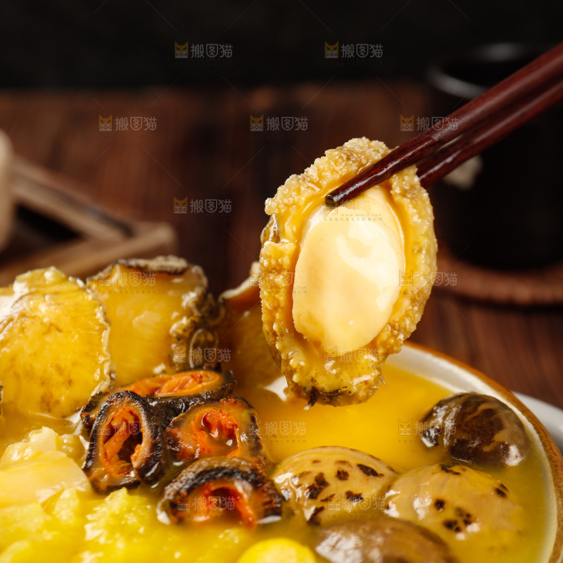 筷子夹着鲍鱼