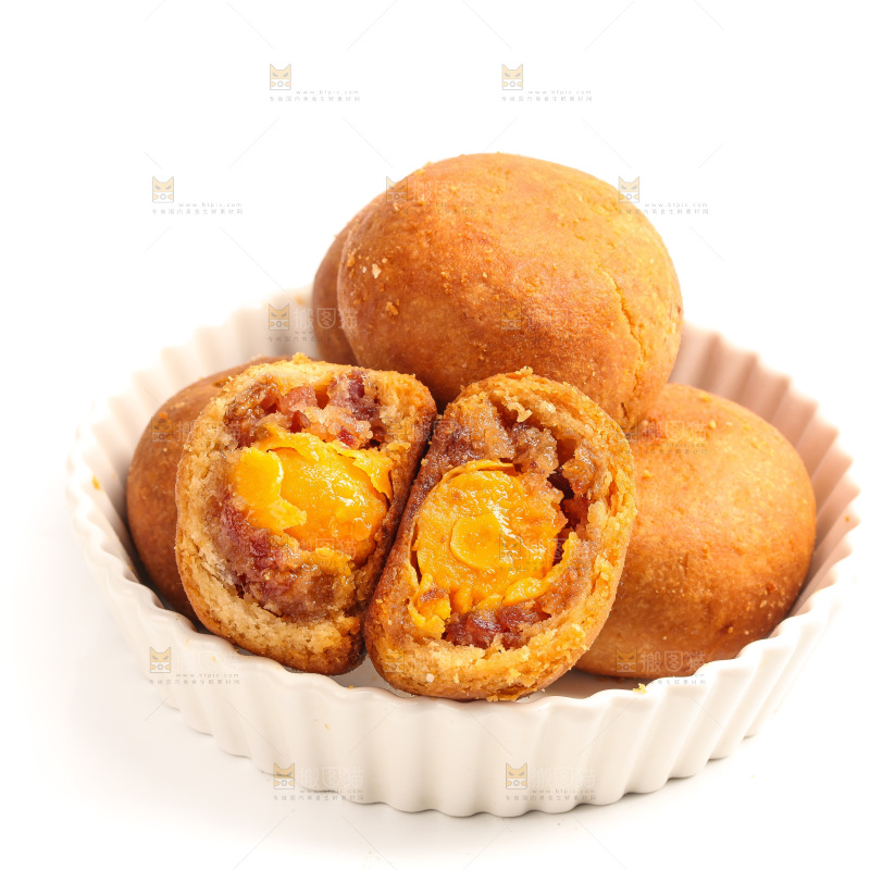 白底盘子里的火腿蛋黄月饼