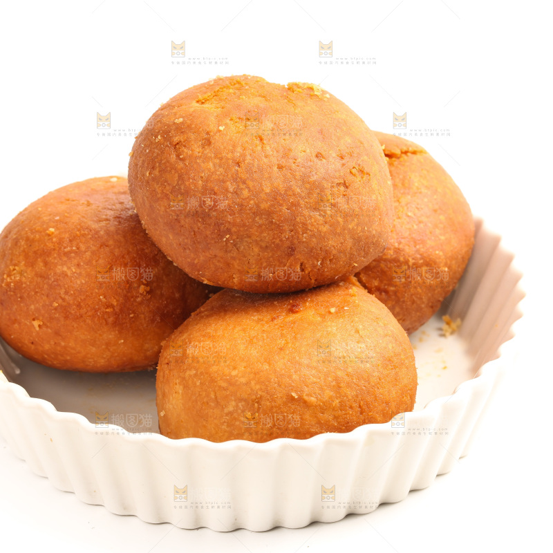 白底上盘子里的火腿月饼
