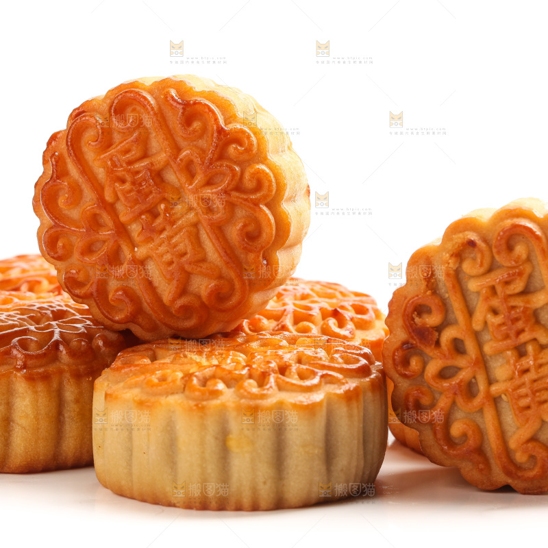 白底上摆放的蛋黄月饼