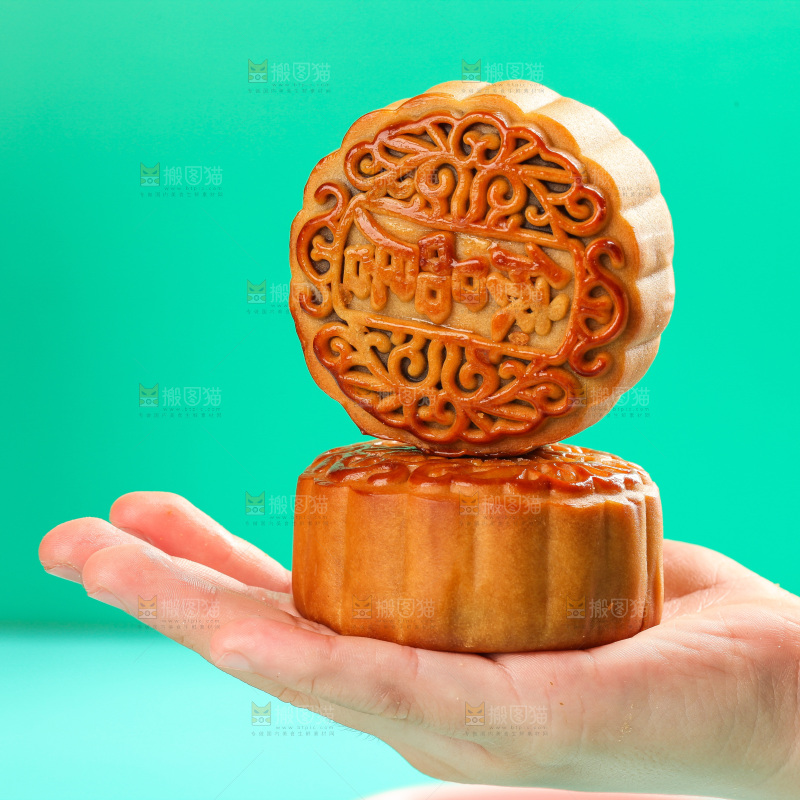 手上拿着蛋黄豆沙月饼
