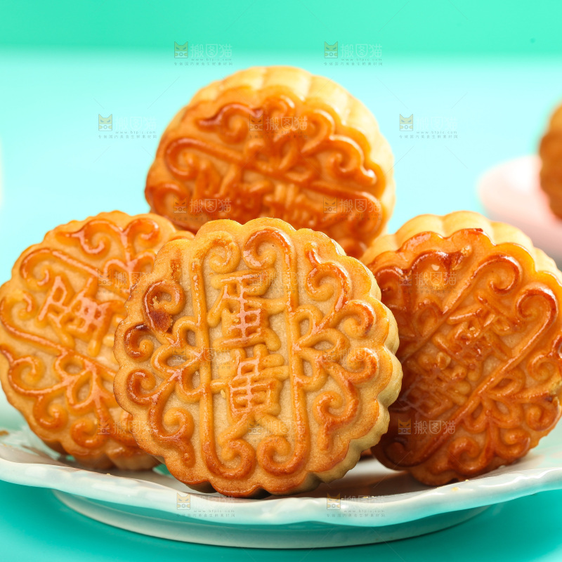 盘子里的蛋黄月饼