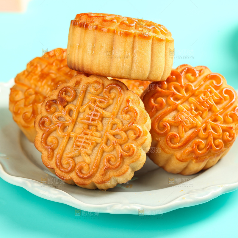 盘子里的蛋黄月饼