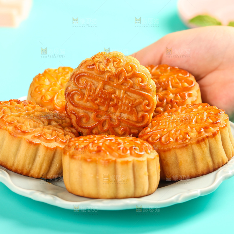 盘子里的蛋黄月饼