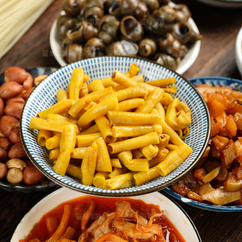 盘子里的酸豆角