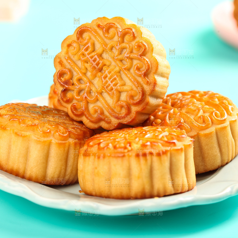 盘子里的蛋黄月饼