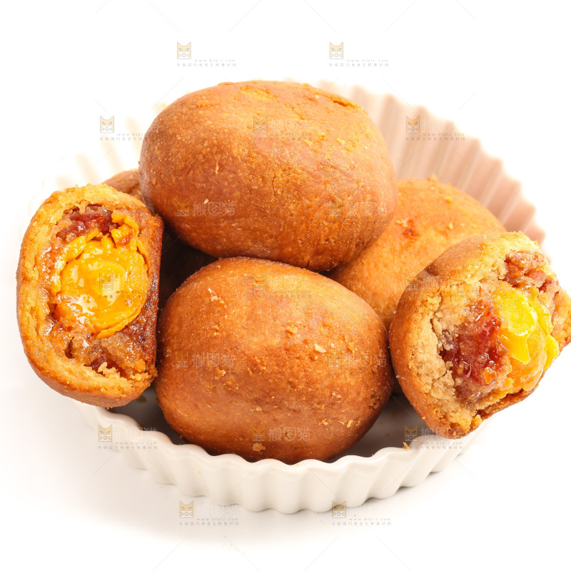 白底盘子里的火腿蛋黄月饼