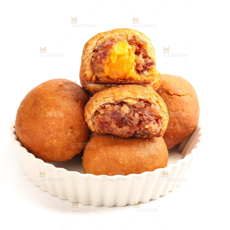 白底盘子里的火腿蛋黄月饼