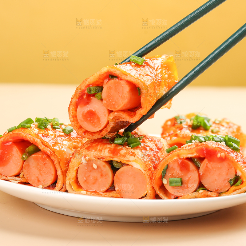 筷子夹着的烤冷面