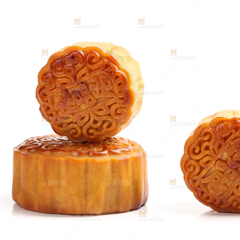 白底上放着的蛋黄月饼