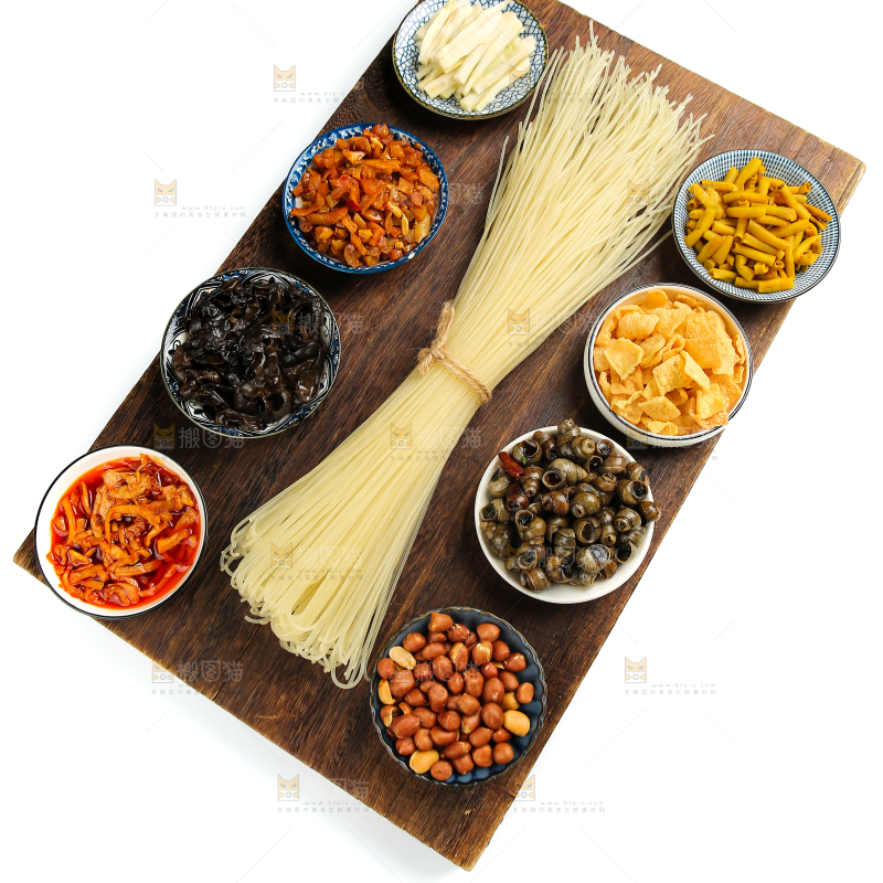 木板上放着的螺蛳粉食材