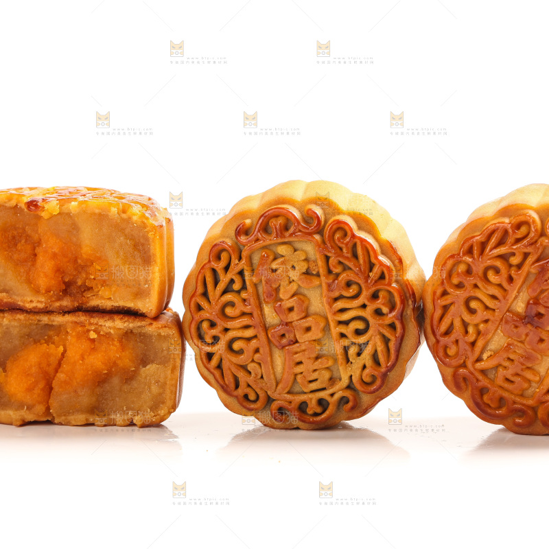 白底上切开的蛋黄月饼