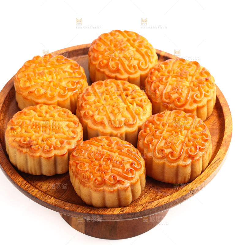白底上盘子里的蛋黄月饼