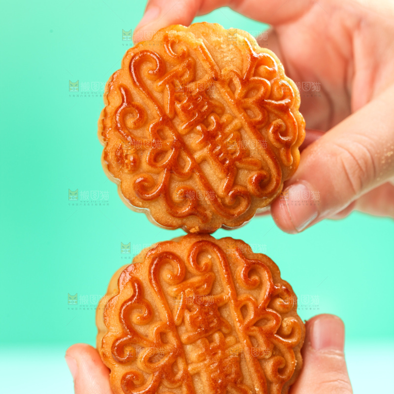 手上拿着蛋黄月饼