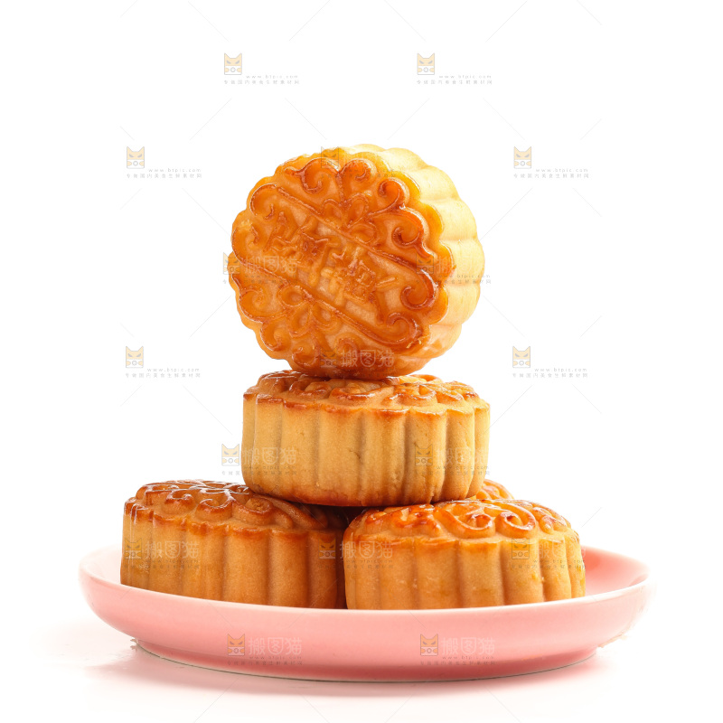 白底上盘子里的蛋黄月饼