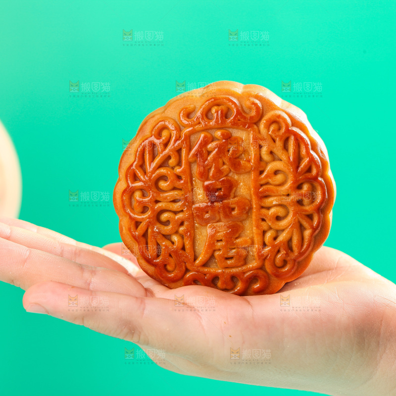 手上拿着蛋黄豆沙月饼