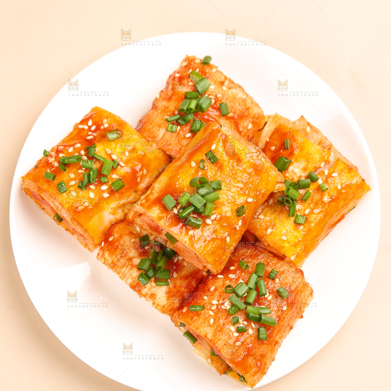 浅底上的一盘烤冷面