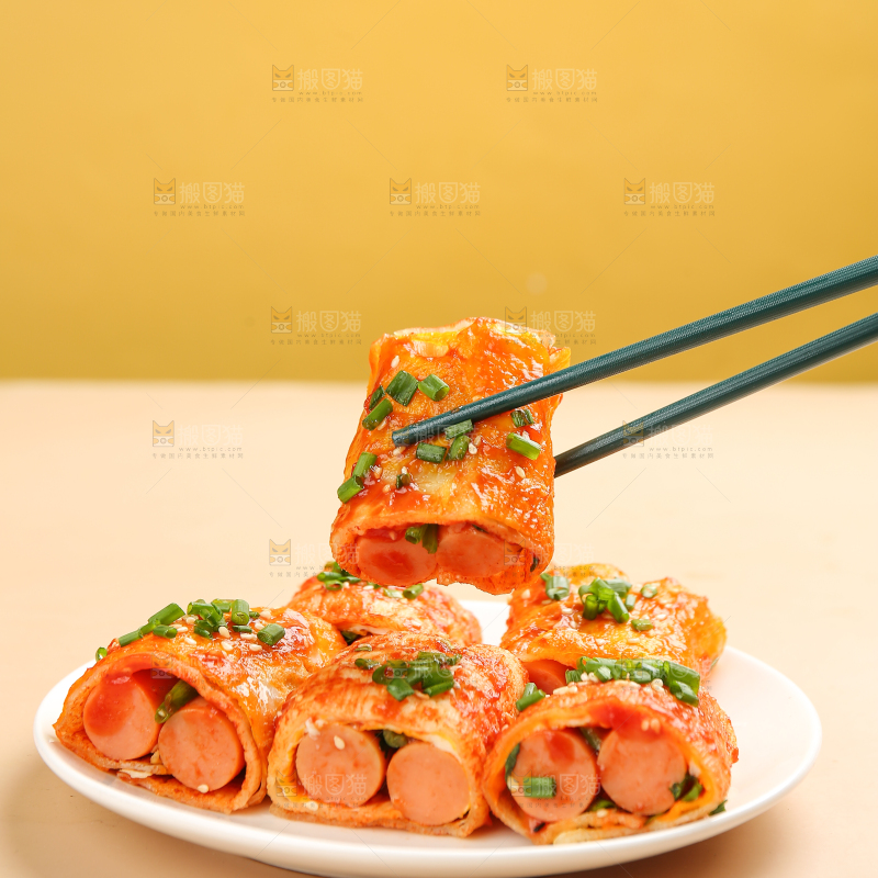 筷子夹着的烤冷面