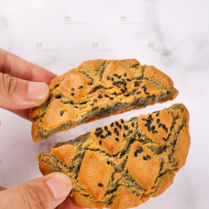 手拿着芝麻夹心桃酥饼