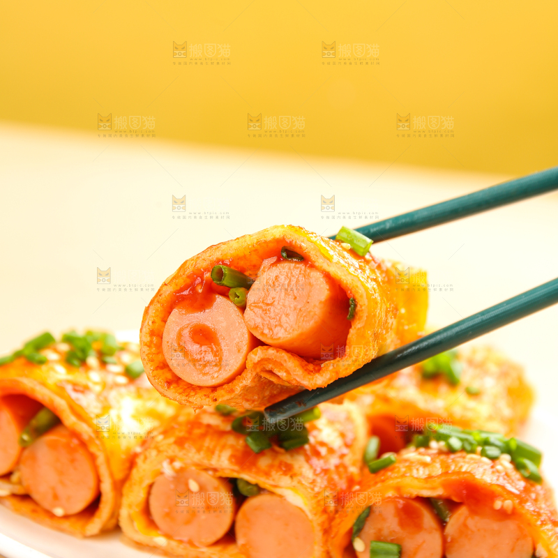 筷子夹着的烤冷面