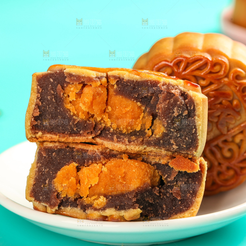 盘子里的蛋黄豆沙月饼