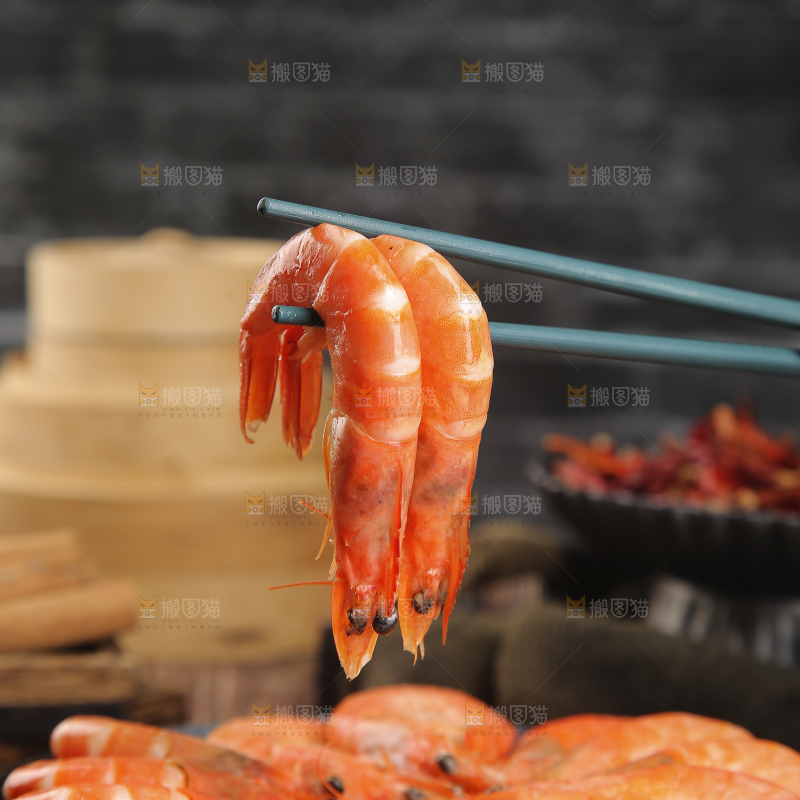 筷子上夹着水煮虾