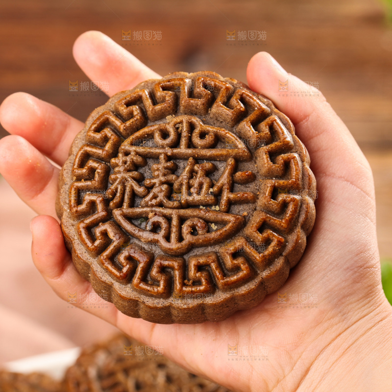 手里拿着荞麦五仁月饼