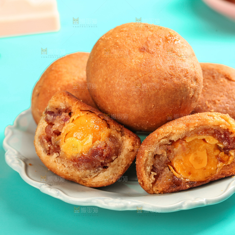 盘子里的火腿蛋黄月饼