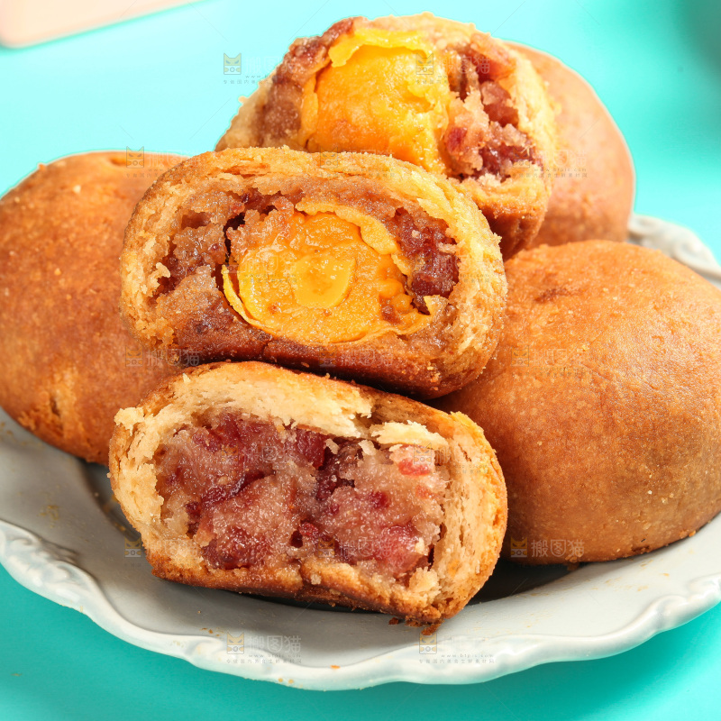 盘子里的火腿蛋黄月饼