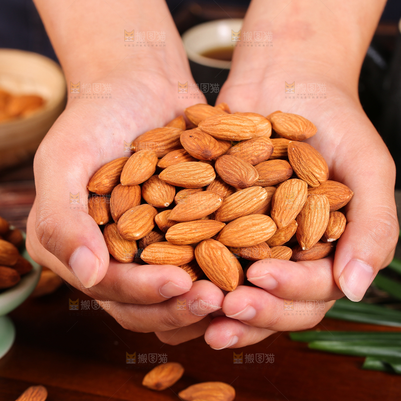 手上捧着巴旦木仁