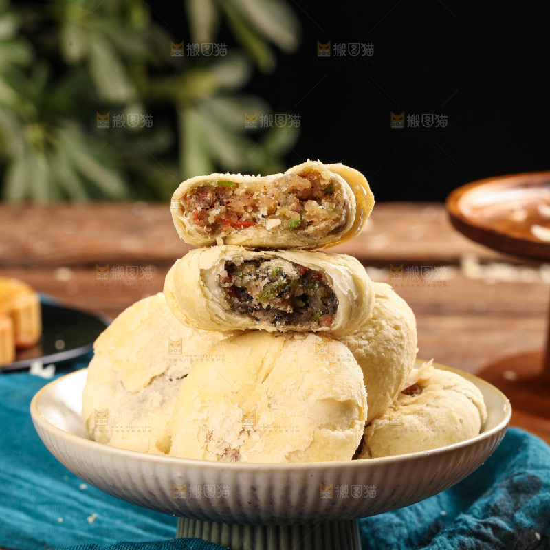 盘子里的酥皮月饼