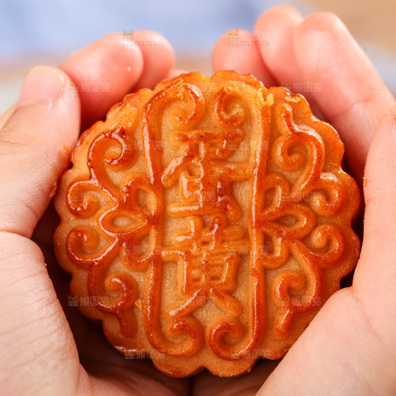 手拿着蛋黄月饼
