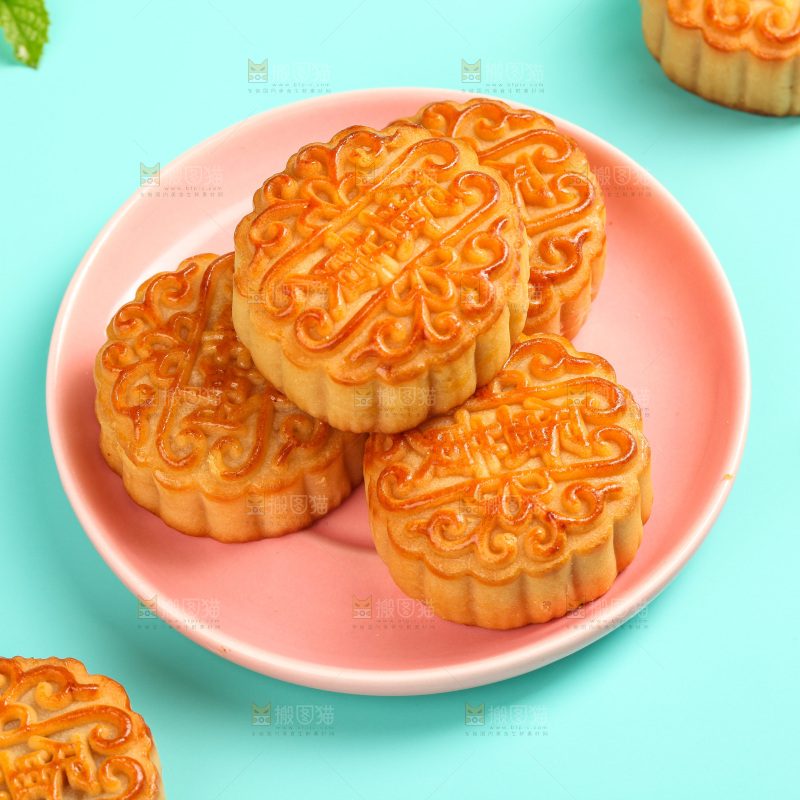 盘子里的蛋黄月饼