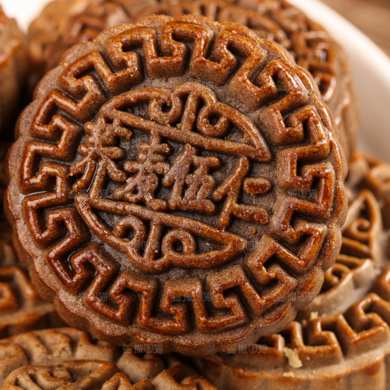 盘子里的荞麦五仁月饼