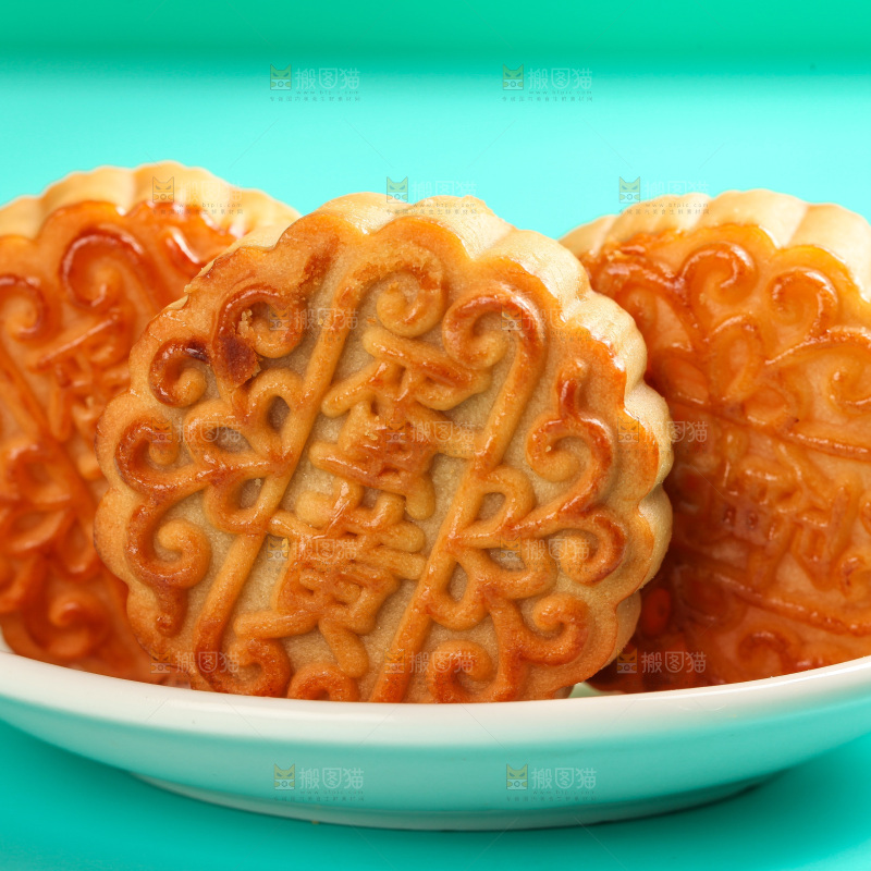 盘子里的蛋黄月饼
