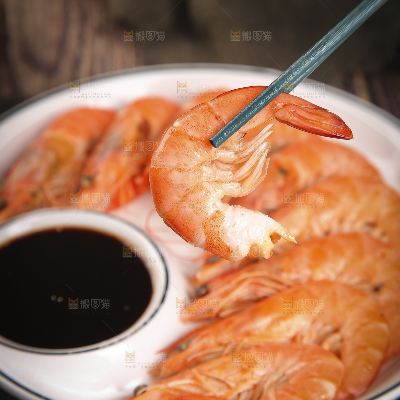 筷子上夹着清蒸对虾