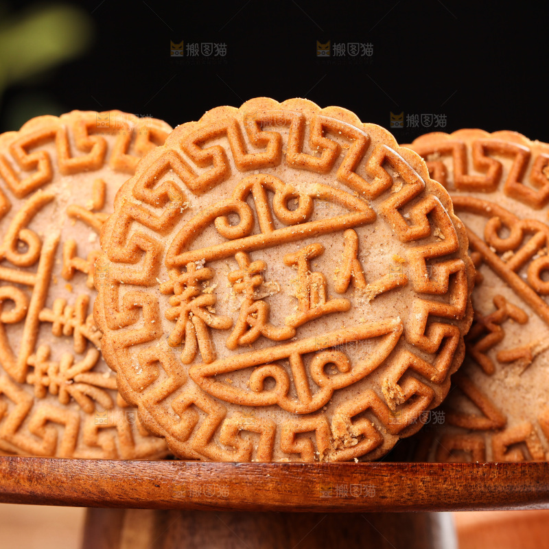 盘子里的荞麦五仁月饼