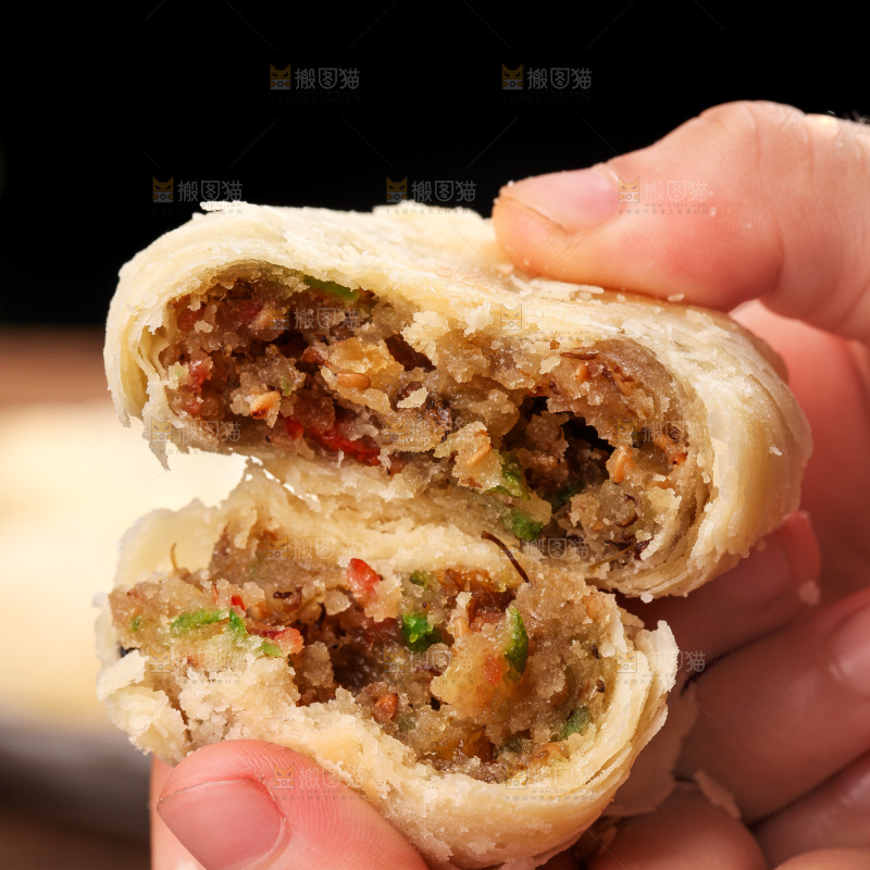 手拿着掰开的酥皮月饼