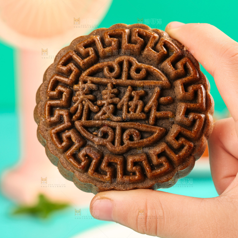 手上拿着荞麦五仁月饼