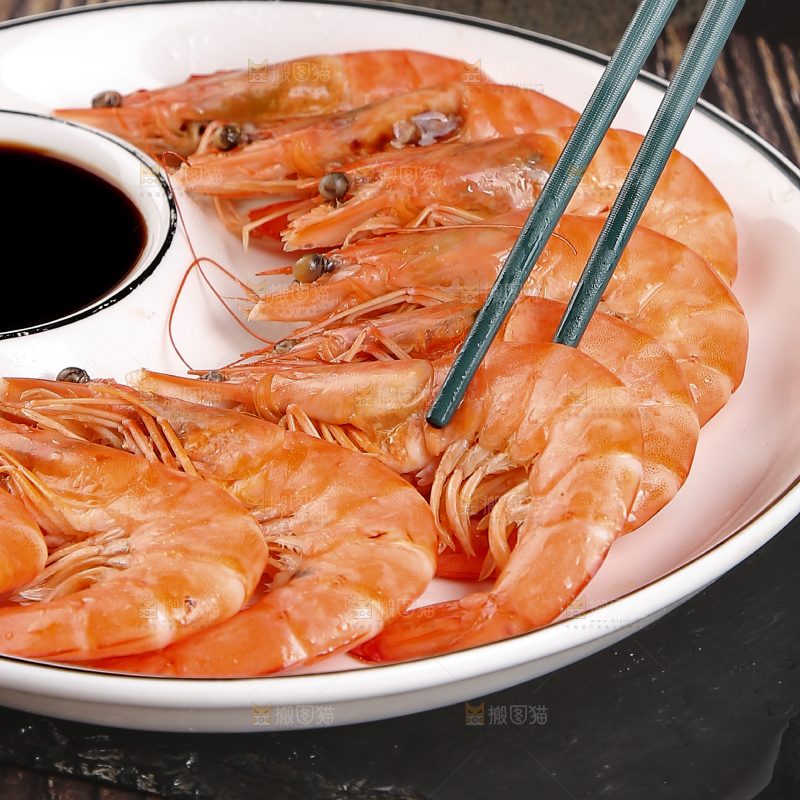 筷子上夹着清蒸对虾
